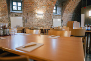 Tische im Seminarraum haus der Familie