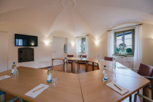 Seminarraum im IBZ mit Smart TV