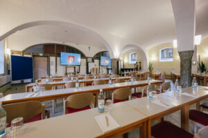 Celsa Pia großer Seminar- und Veranstaltungsraum mit Getränken und Smart TV