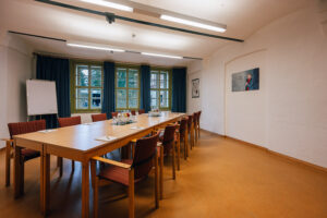 Musikraum im Clemens mit Getränken und Blöcken auf dem Tisch