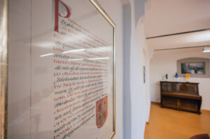 Bild an der Wand und im Hintergrund ein Klavier