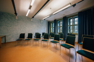 Musikzimmer mit Stühlen im Kreis