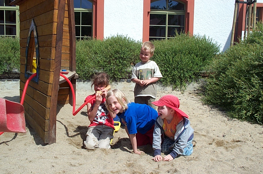 Spielplatz im IBZ Kinder spielen an der Location